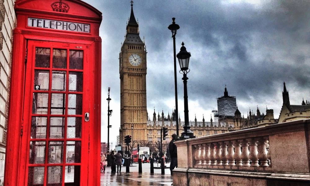 Σάλος στη Βρετανία: Σατανιστές χάκερς έδειχναν πορνό και «ξόρκια» στους πιστούς